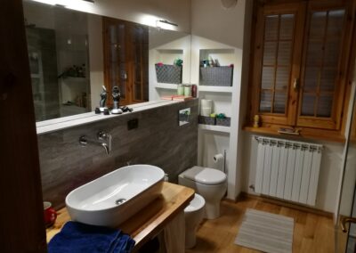 bagno con pavimento in legno Ticino